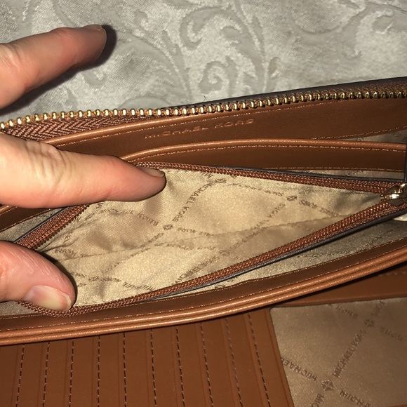 Michael Kors Bundle Wallet Clutch and Wristlet Excellent Used Condition. - Picture 12 of 14